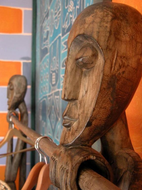 Global Village Travellers Lodge Greymouth Pokoj fotografie African masks