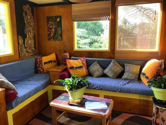 Global Village Travellers Lodge Greymouth Exteriér fotografie Interior of the Treehouse