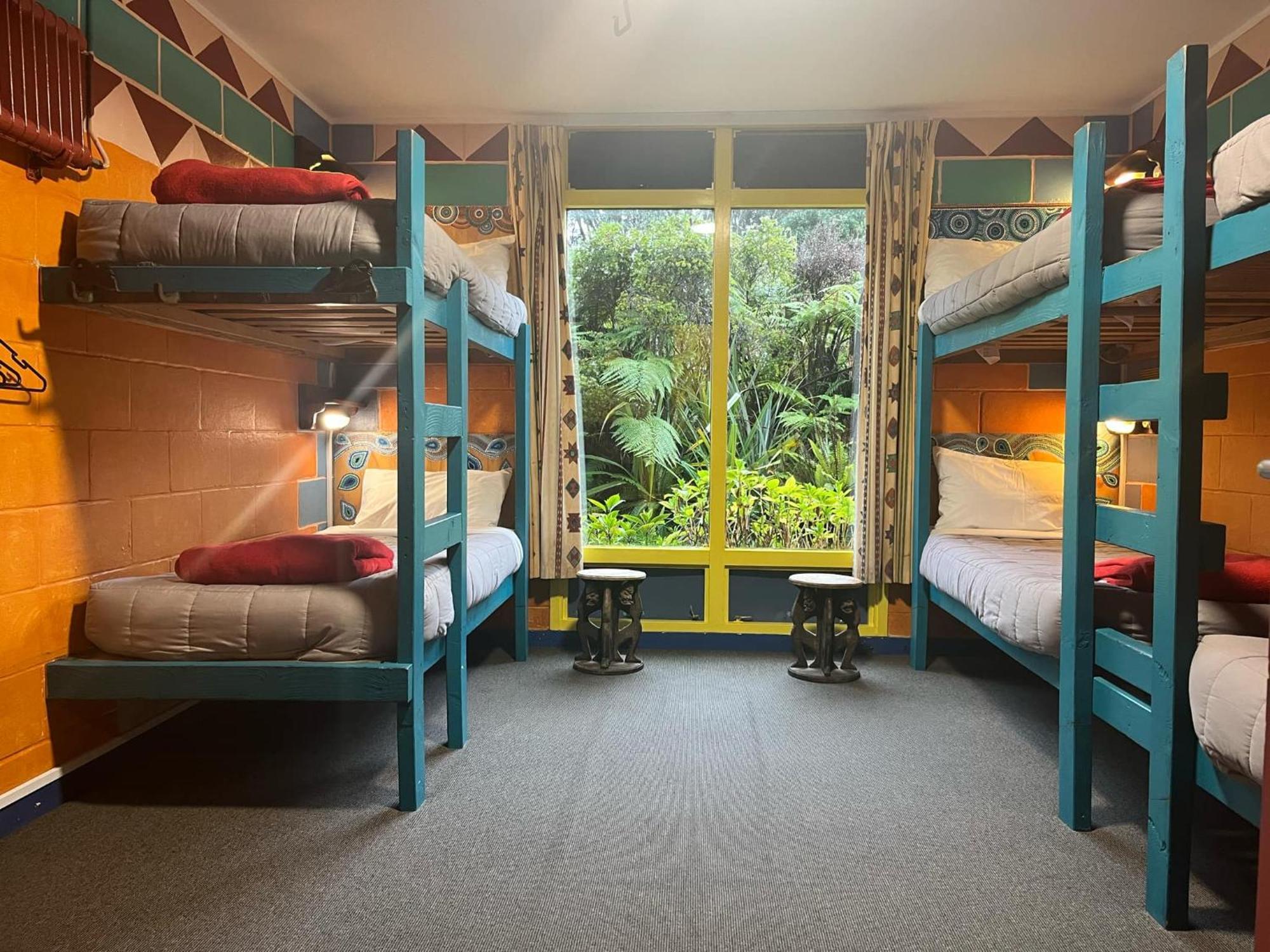 Global Village Travellers Lodge Greymouth Exteriér fotografie A typical dorm room at a hostel