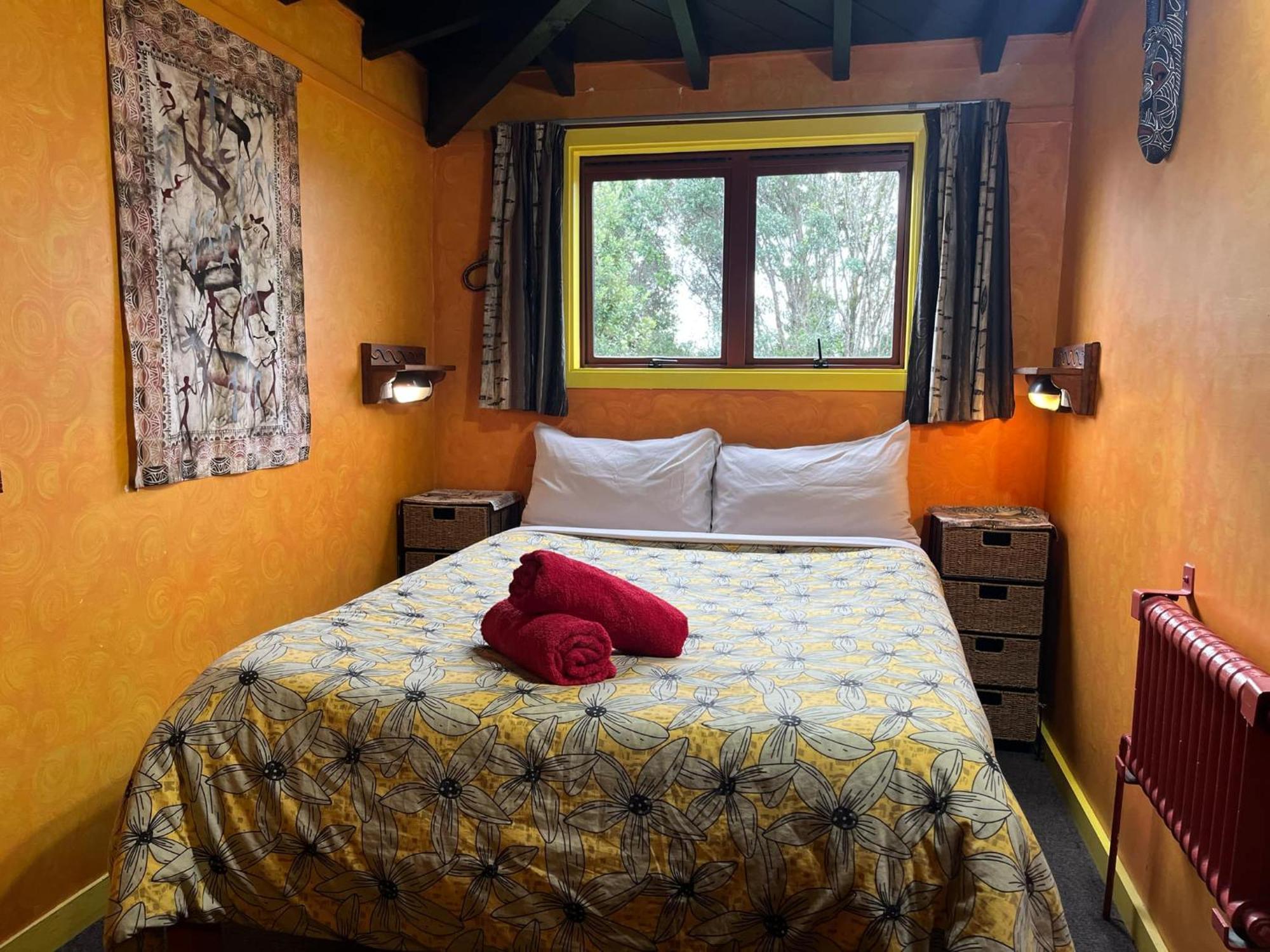 Global Village Travellers Lodge Greymouth Exteriér fotografie The bedroom of the Treehouse
