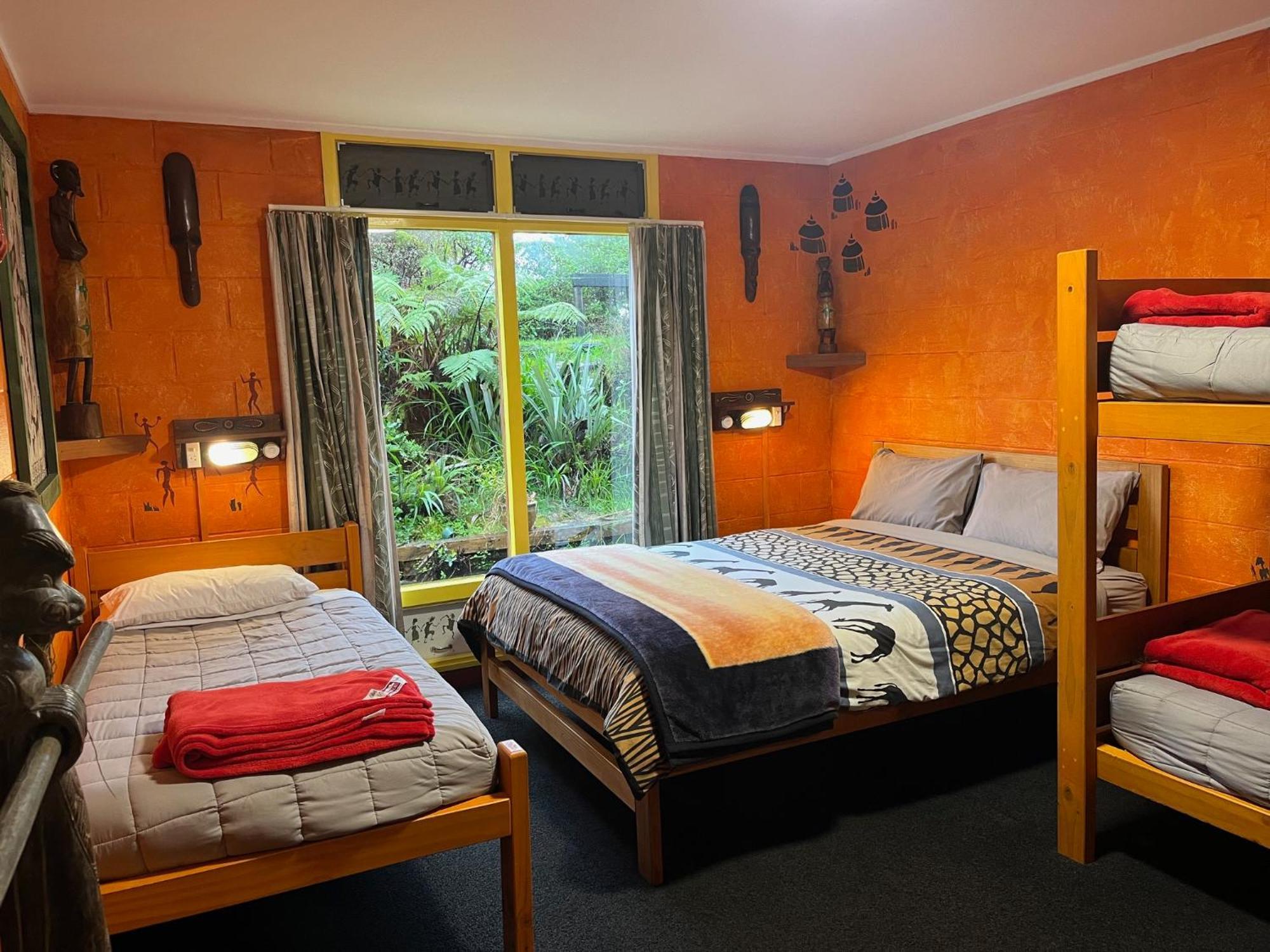 Global Village Travellers Lodge Greymouth Exteriér fotografie A typical room at the lodge