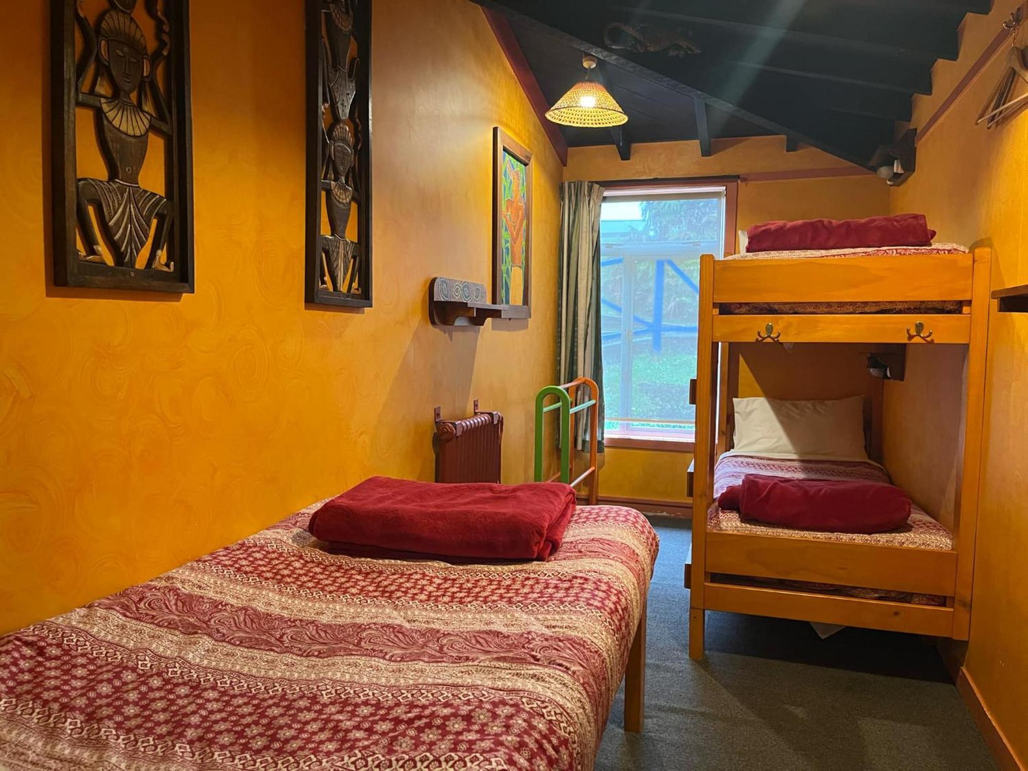Global Village Travellers Lodge Greymouth Exteriér fotografie A typical hostel room