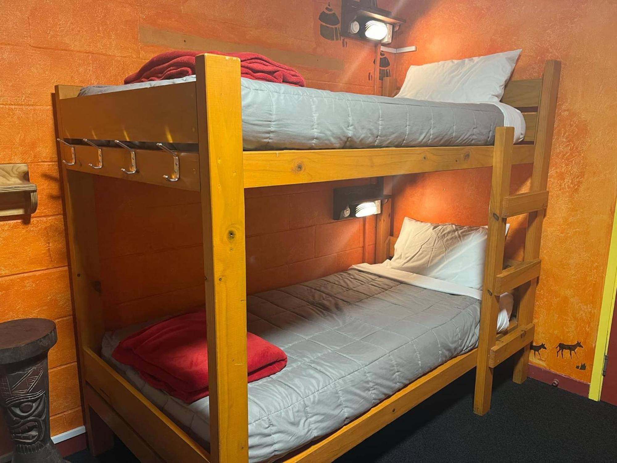 Global Village Travellers Lodge Greymouth Exteriér fotografie A bunk bed