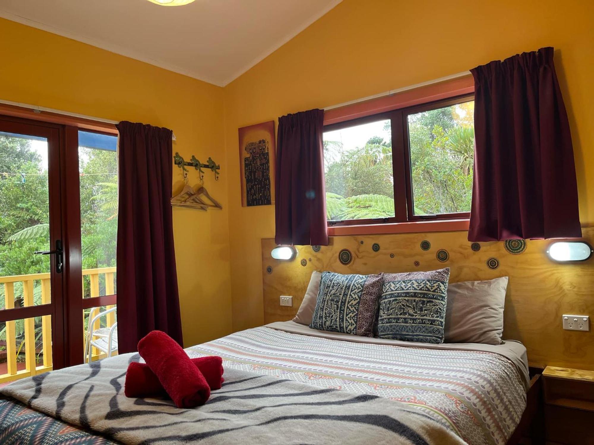 Global Village Travellers Lodge Greymouth Exteriér fotografie A bedroom at the lodge