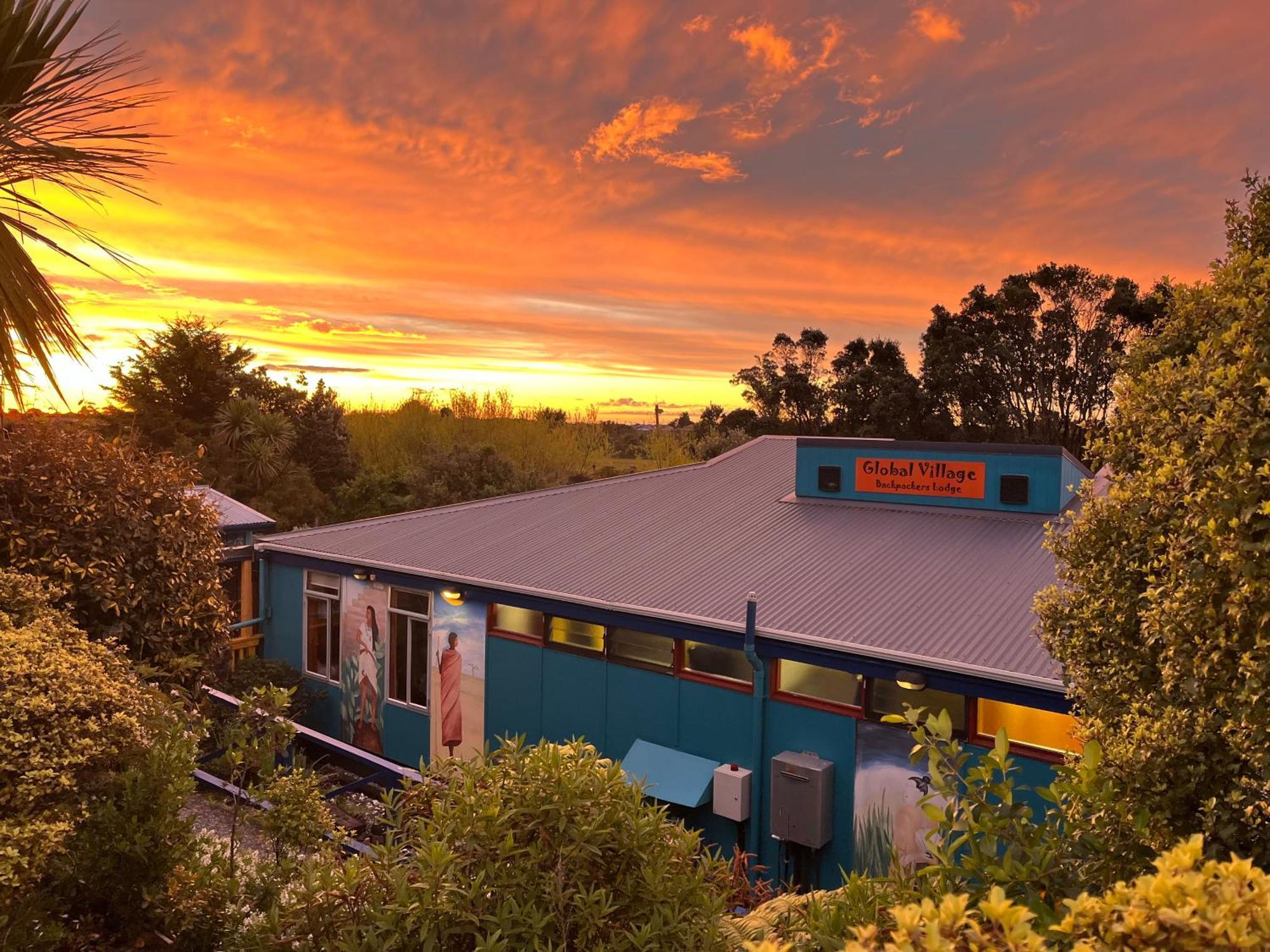 Global Village Travellers Lodge Greymouth Exteriér fotografie The Village Theatre