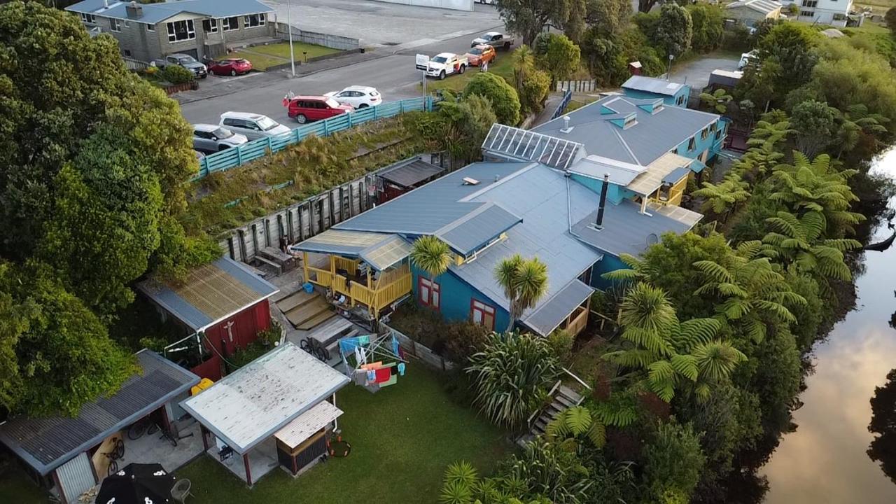Global Village Travellers Lodge Greymouth Exteriér fotografie Aerial view of the school