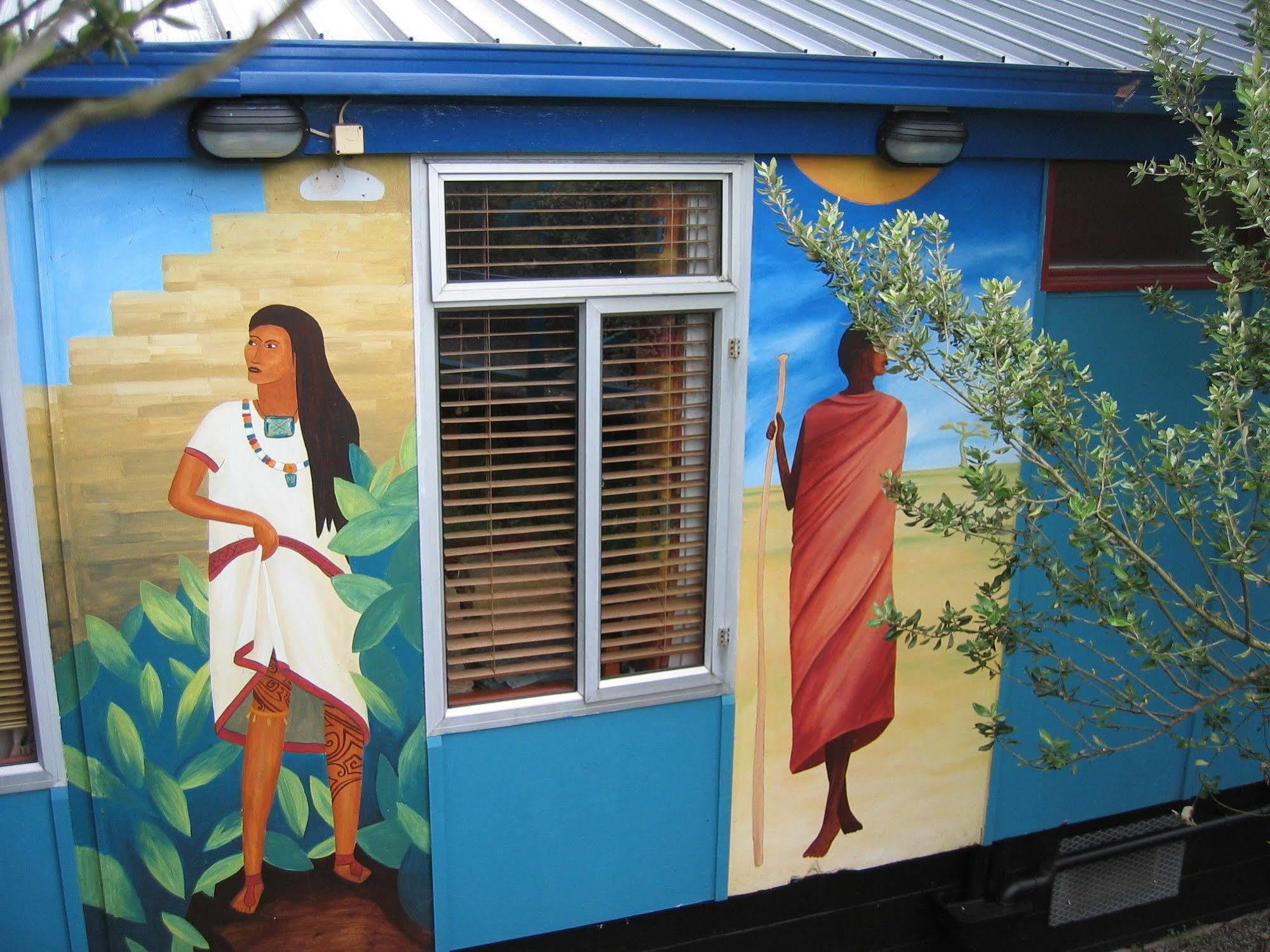 Global Village Travellers Lodge Greymouth Exteriér fotografie Mural at the International Center