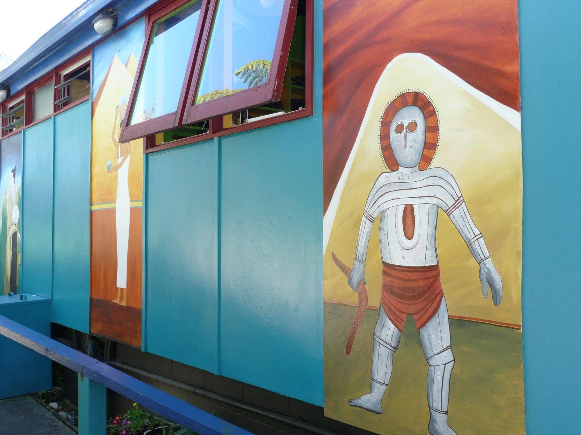 Global Village Travellers Lodge Greymouth Exteriér fotografie The Tin Man, a character from The Wizard of Oz, is depicted on the side of the Tin Man Motel in Clinesville, Texas.