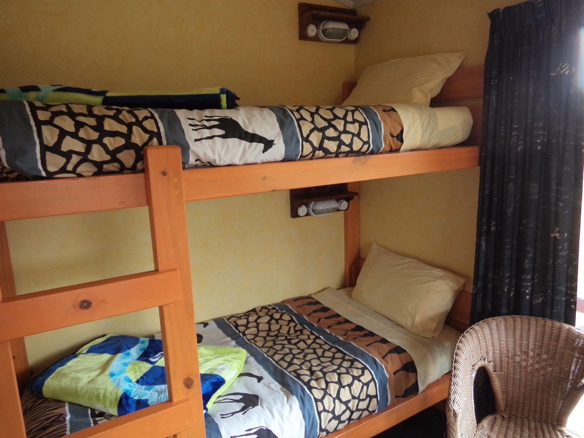 Global Village Travellers Lodge Greymouth Exteriér fotografie A bunk bed