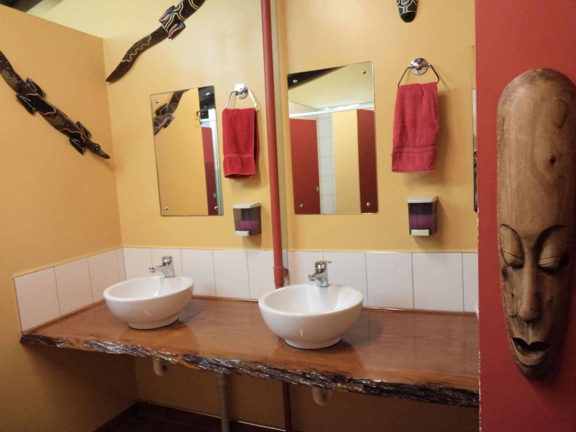 Global Village Travellers Lodge Greymouth Exteriér fotografie Bathroom at the hotel