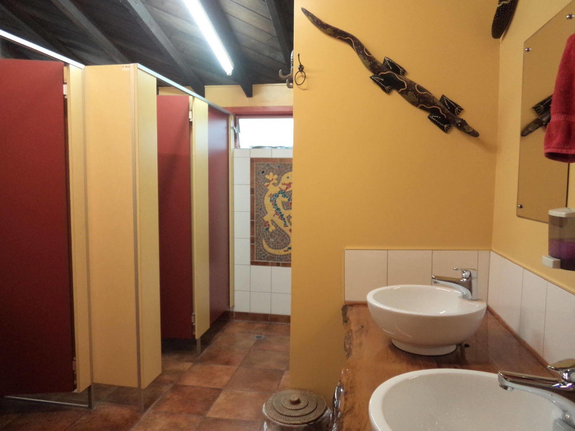 Global Village Travellers Lodge Greymouth Exteriér fotografie Bathroom in a hostel