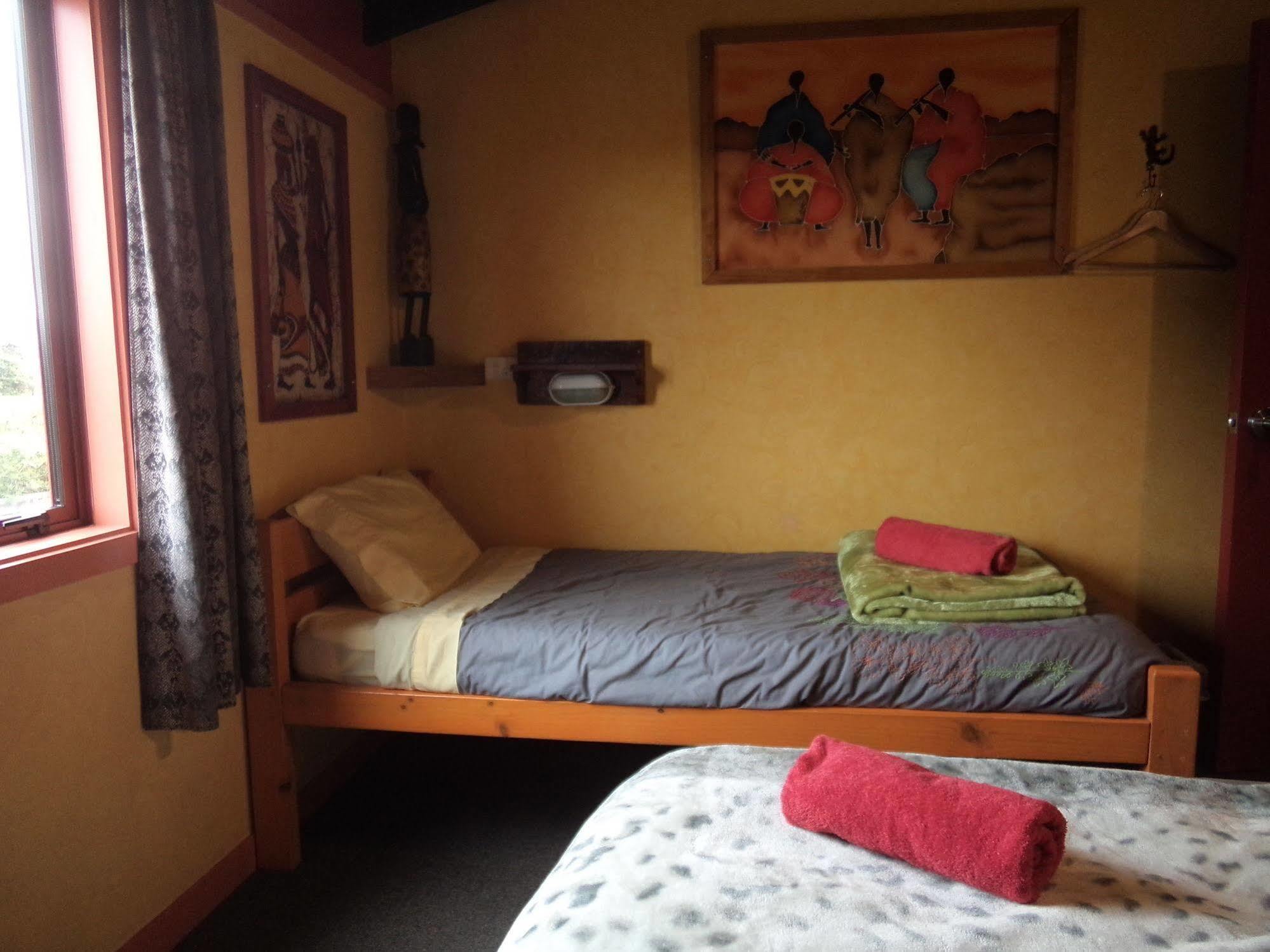 Global Village Travellers Lodge Greymouth Exteriér fotografie A single bed in a hostel room