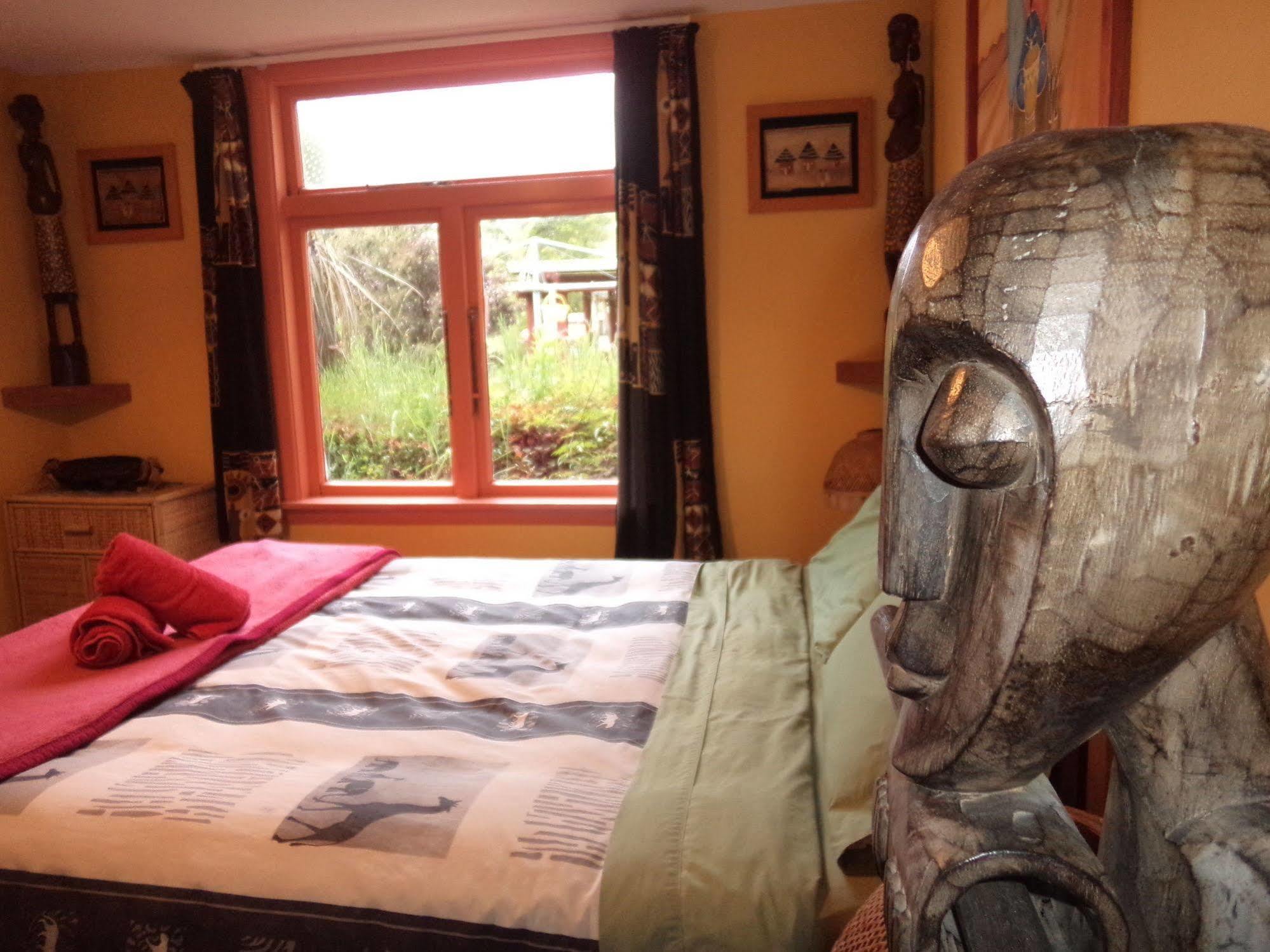 Global Village Travellers Lodge Greymouth Exteriér fotografie The bedroom at the Treehouse