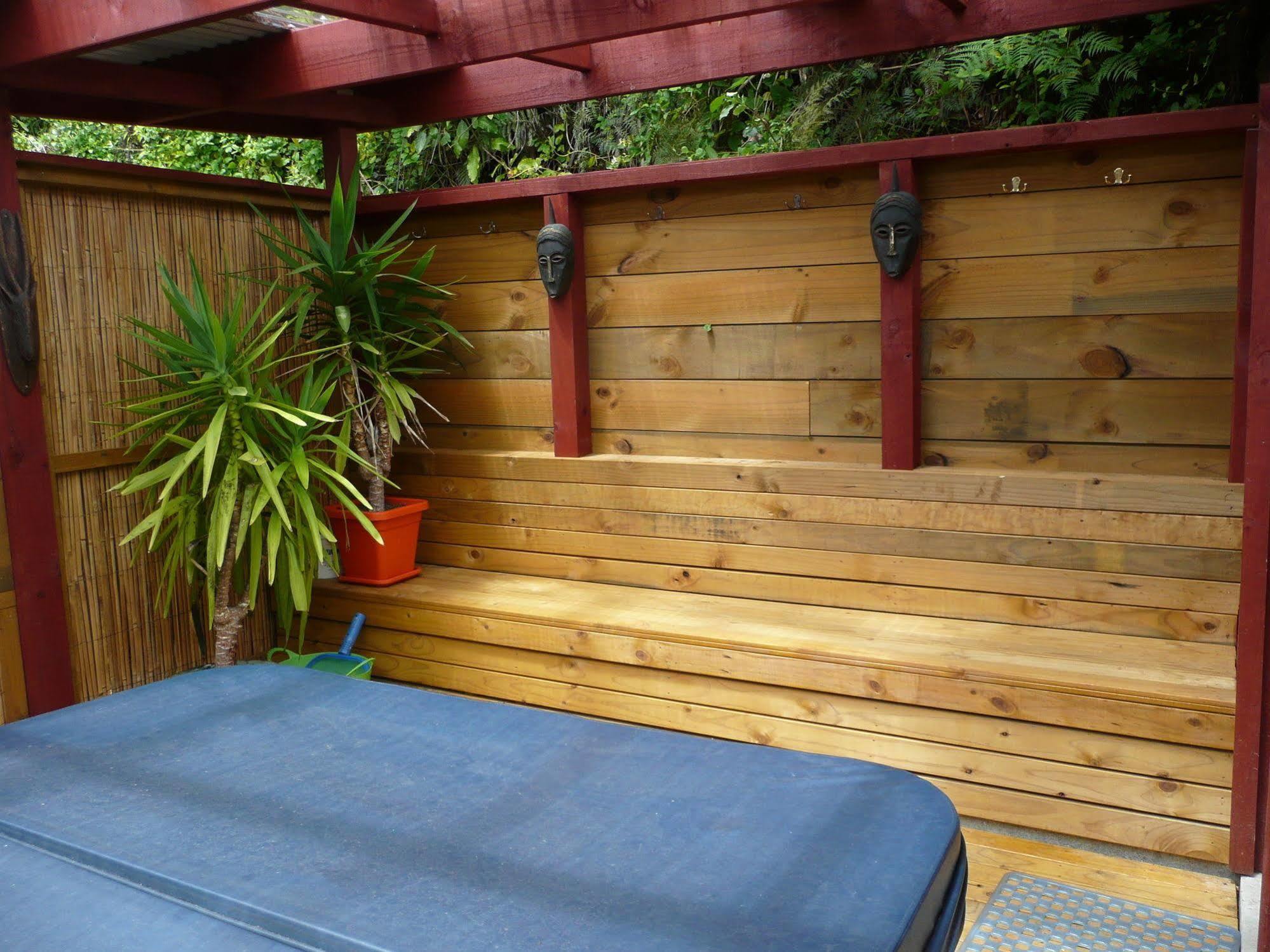 Global Village Travellers Lodge Greymouth Exteriér fotografie A hot tub